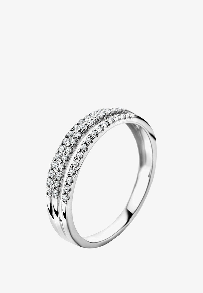 Srebrn prstan, ki vsebuje tri pasove, okrašen z več manjšimi prozornimi kamenčki, postavljenimi v neposredno vrsto, s polirano gladko površino.