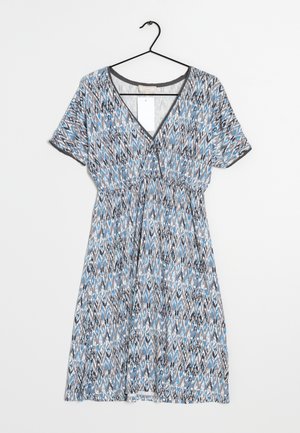 Robe à manches courtes et col en V avec un motif abstrait bleu, noir et blanc, taille cintrée, suspendue sur un cintre noir avec une étiquette blanche.