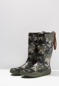 Camouflage rubber regenlaarzen in tinten groen en beige, met een gestructureerde zool, versterkte hak en een bruine trekband.