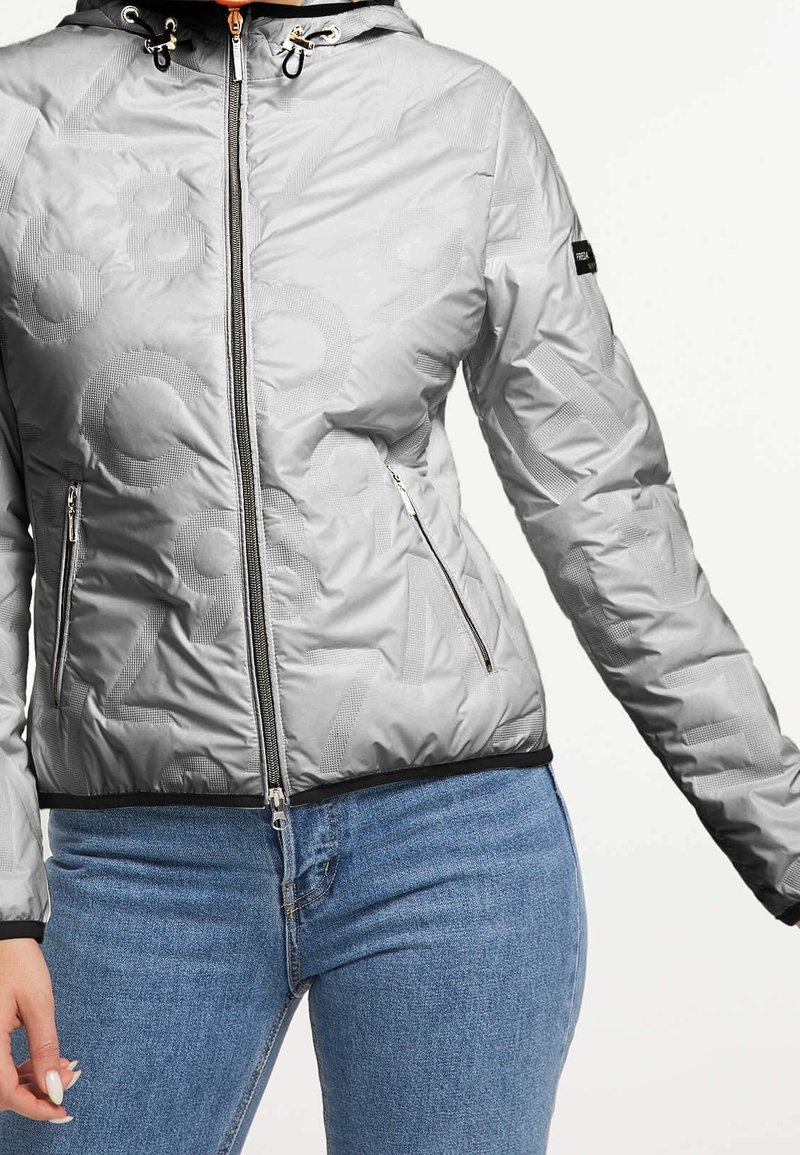 Zilveren gewatteerde jas met capuchon, met een gestructureerd patroon van cijfers, voorritszakken en een zwarte zoom.