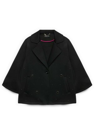 Czarny krótki płaszcz z szerokimi klapami, rękawami do połowy przedramienia, zapięciem na guziki, bocznymi kieszeniami oraz małymi ozdobnymi ćwiekami na przednich panelach.