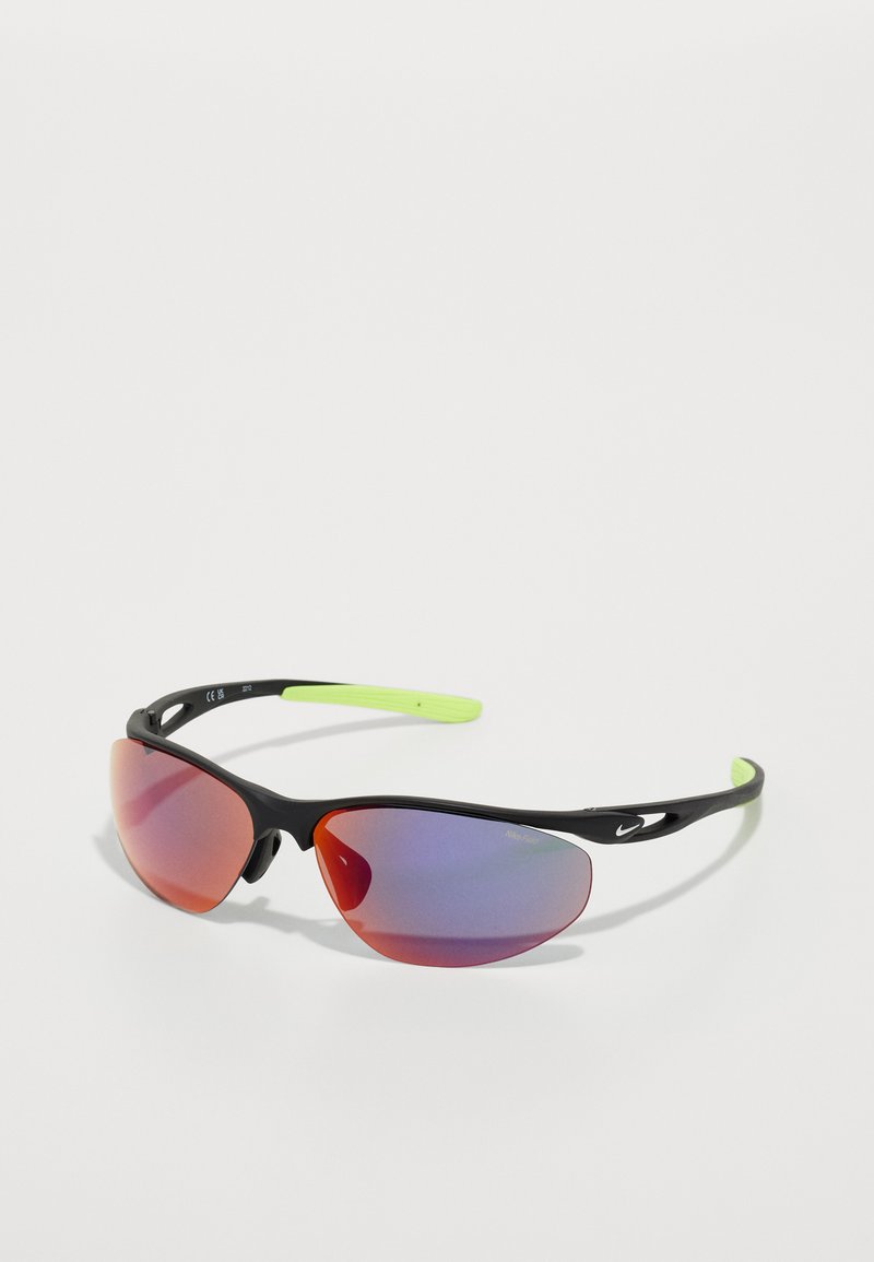 Ochelari de soare sport cu un cadru negru, accente din cauciuc verde pe temelia ochelarilor și lentile oglindă cu un gradient care trece de la roșu la albastru.