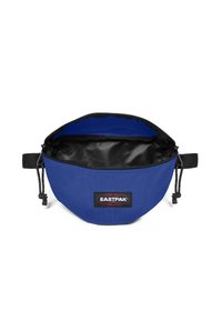 Modrá látková taška s černým zipem, s černou vnitřní podšívkou a nášivkou loga Eastpak na přední straně. Dva postranní šňůrky na stažení.