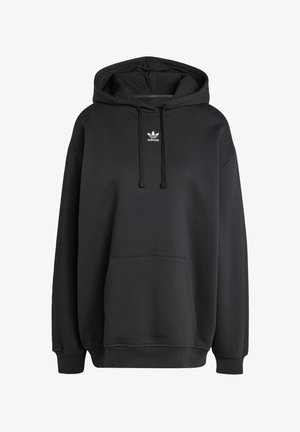 Černá mikina s kapucí vyrobená z měkké látky, s přední kapsou typu klokanka a bílým logem Adidas na hrudi. Dlouhé rukávy s žebrovanými manžetami.