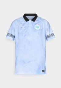 Světle modré sportovní polo s černým límečkem, geometrickým vzorem na zakončení rukávů, logem "KAK 1971" na hrudi a emblémem značky Hummel.