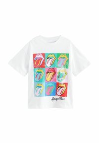 Hvid t-shirt med et farverigt, rutenet-lignende print af stiliserede læber og tunger i pink, gul og grøn, med teksten "Rolling Stones".
