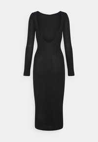 Robe noire en maille côtelée à manches longues, avec un décolleté profond arrondi et une silhouette midi ajustée.