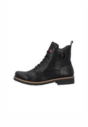 Bottines en cuir noir avec une surface texturée, bout rond, lacets et une touche de rouge. Présentent un détail en métal circulaire et une semelle en caoutchouc.
