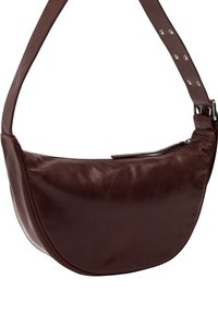 Brązowa skórzana torba na ramię o zaokrąglonym kształcie, z zamkiem błyskawicznym i gładką fakturą. Regulowany pasek z metalowymi akcentami w kolorze srebrnym.