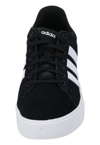 Baskets en nubuck noir avec un design à trois rayures blanches. Comprend un laçage à l'avant, un col rembourré et une semelle en caoutchouc avec un motif texturé.