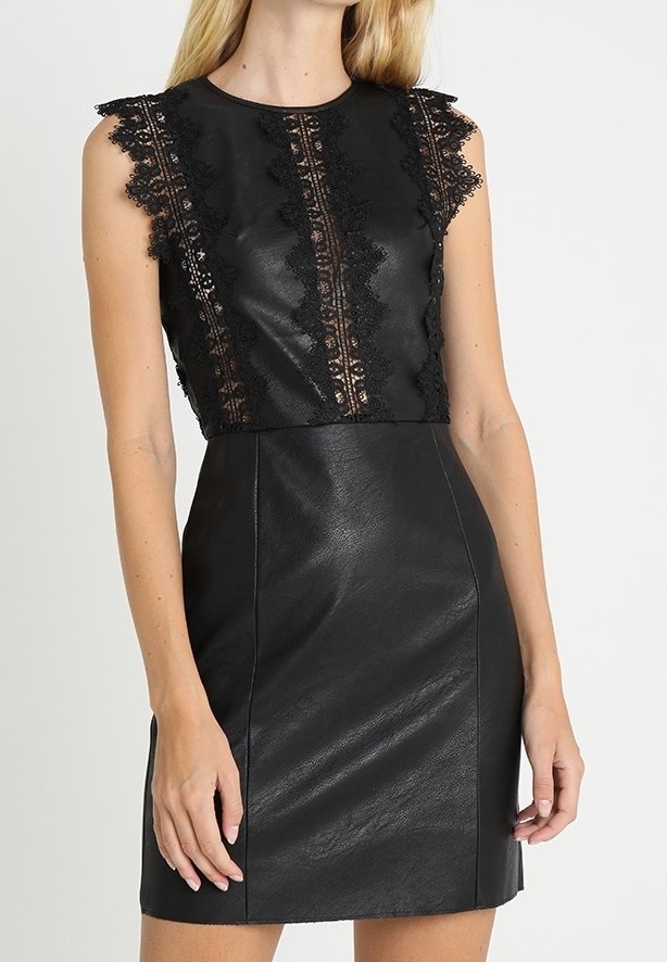 Robe sans manches noire en similicuir avec panneaux en dentelle sur le corsage et bordure en dentelle aux épaules.