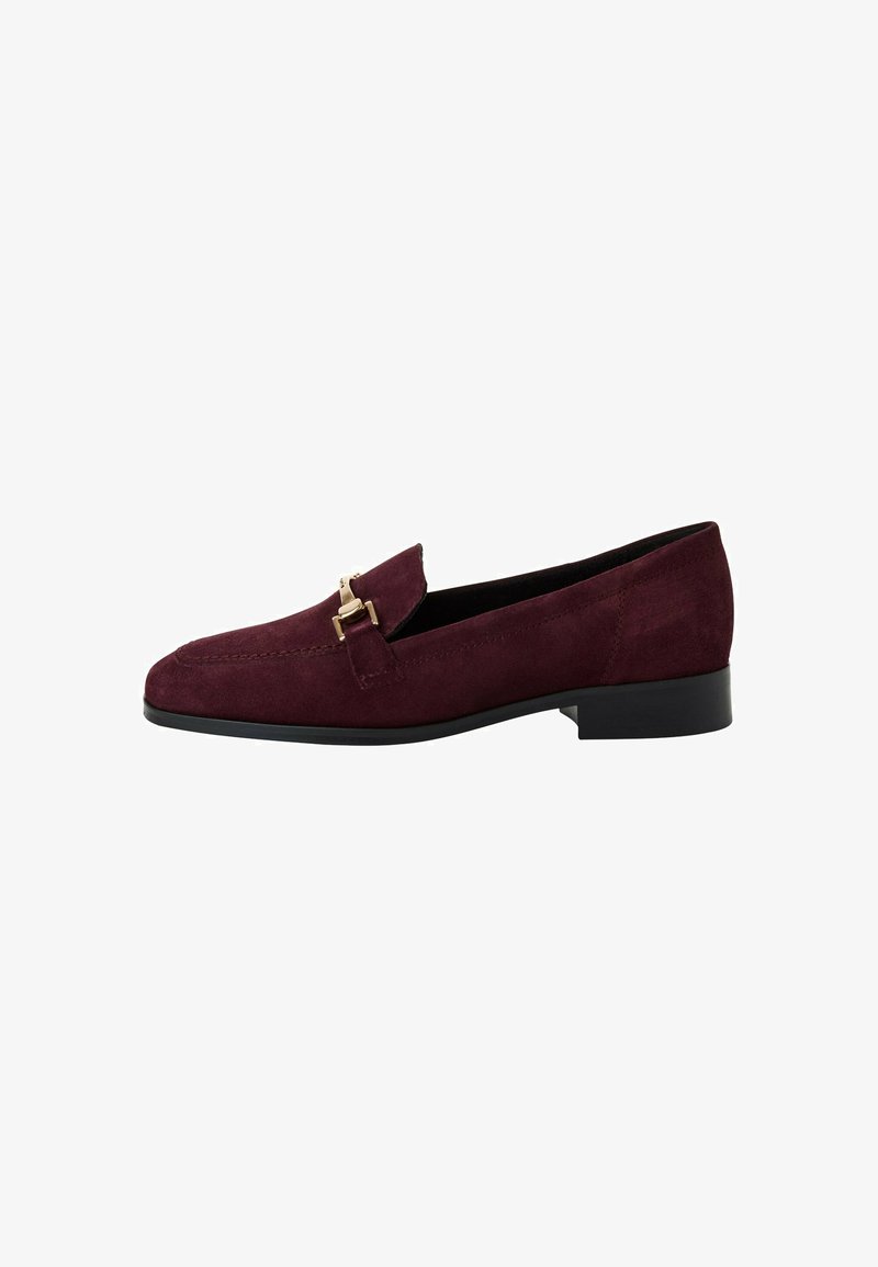 Bordeaux suede instapper met een lage zwarte hak, voorzien van een decoratieve gouden gesp op de bovenkant en een elegante, puntige neus.