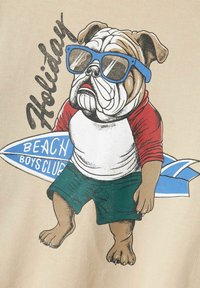 Bulldog con gafas de sol azules, una camiseta roja y blanca, y pantalones cortos verdes, sosteniendo una tabla de surf azul con el texto "Club de los Beach Boys".