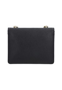 Borsa a mano in pelle nera con finitura testurizzata, forma rettangolare, chiusura con gancetto in alto e design minimalista. Accenti in metallo dorato visibili.
