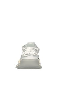 Sneaker grigio e crema con tomaia in mesh e materiale sintetico, lacci bianchi piatti e colletto imbottito; con logo prominente e suola testurizzata.