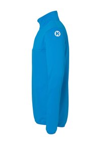 Blauwe fleecetrui met een hoge kraag en een logo op de schouder. Beschikt over een zijzak met rits en heeft een gladde, zachte textuur.