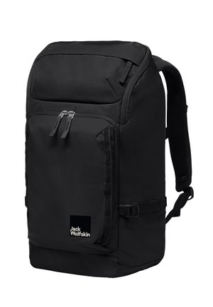 Schwarzer Rucksack mit strukturiertem Design, ausgestattet mit zwei gepolsterten Vorderfächern mit Reißverschluss, verstellbaren Trägern und einem Logopatch auf der unteren Vorderseite.