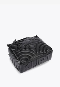 Borsa nera in pelle trapuntata dalla forma rettangolare. Presenta il logo "KURT" impresso, hardware decorativo e un motivo testurizzato sulla superficie.