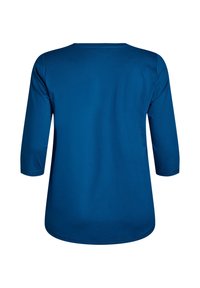 Effen blauwe langemouwen shirt met een ronde zoom, gezien van achteren, met een eenvoudige, gladde stoftextuur.