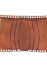 Portafoglio in pelle marrone con pliche verticali e borchie argentate lungo i bordi. Texture liscia con variazioni di tonalità e grana.