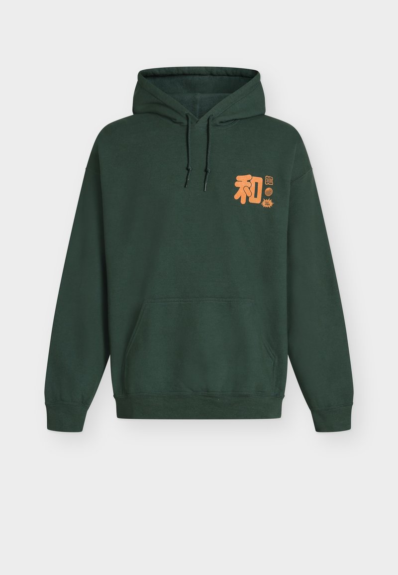 Zielona bluza z kapturem i kieszenią kangurka oraz sznurkiem do regulacji kaptura. Na przodzie pomarańczowy napis i grafiki, wykonana z miękkiego bawełnianego materiału.