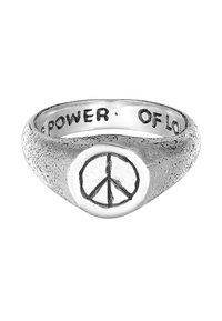 Silverring med en texturerad yta, med en fredssymbol i mitten. Graverad inuti med "KRAFTEN AV KÄRLEK". Rund form och rejäl design.