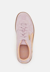Chaussure en suede rose clair avec une semelle en caoutchouc beige, bout rond et design à lacets. Présente un logo discret et des accents pêche contrastants.