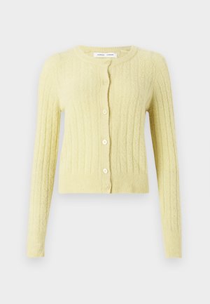 Helle gelbe Strickjacke mit einem strukturierten Zopfdesign, rundem Halsausschnitt und sechs Knöpfen vorne. Lange Ärmel, kurze Schnittform.