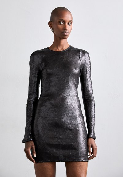 Schwarzes Abendkleid mit langen Ärmeln, figurbetontem Schnitt und mit Pailletten bedeckt, die das Licht mit einer strukturierten Oberfläche reflektieren und einen knielangen Saum haben.