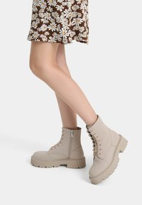 Bershka Botines con cordones - off-white