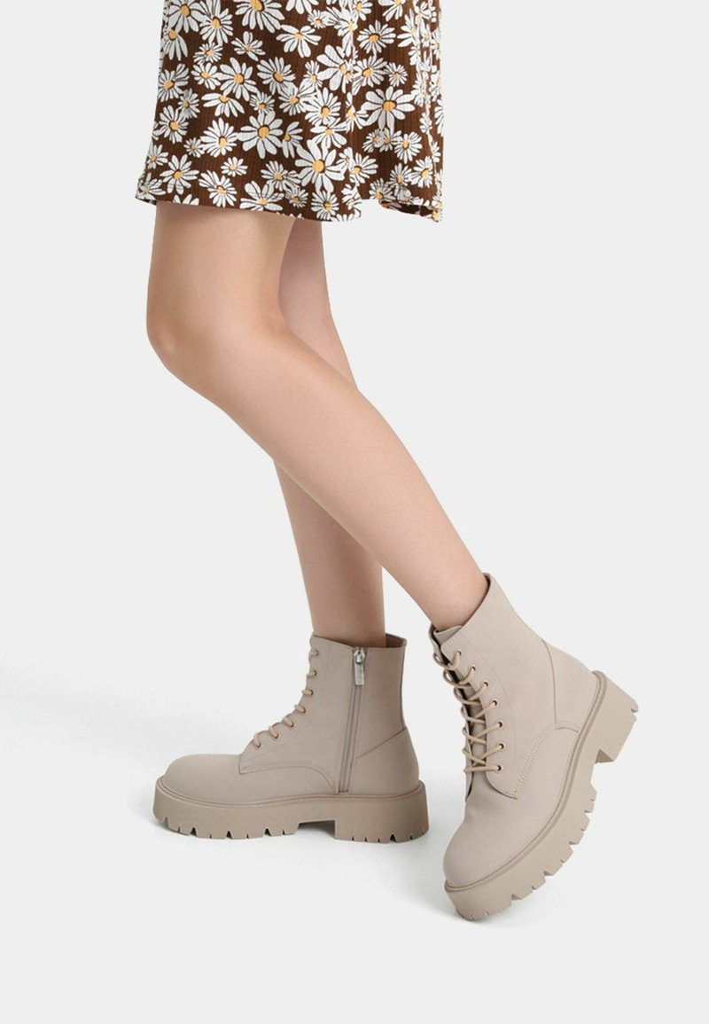 Bershka Botines con cordones - off-white
