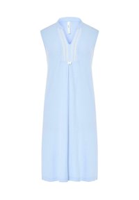 Vestido sin mangas de color azul claro con cuello mandarín, que presenta tres plisados decorativos en la parte delantera y un pequeño detalle de botón en el escote.