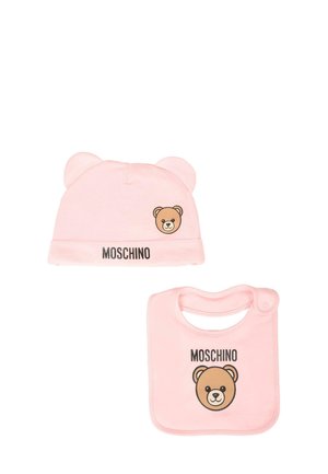 Różowa bawełniana czapka z uszami niedźwiedzia i nadrukowaną twarzą niedźwiedzia; pasujący śliniak z twarzą niedźwiedzia i logo. Miękka tekstura, zaokrąglony kształt i przyjazny dla dzieci design.