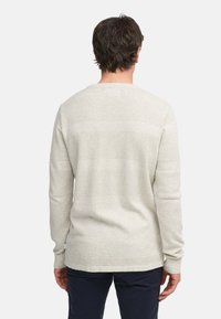 Hellgrauer Strickpullover mit strukturierten horizontalen Streifen, langen Ärmeln und Rundhalsausschnitt. Mit gerippten Bündchen und Saum.