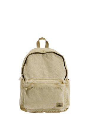 Sac à dos en toile beige avec une poche zippée à l'avant, une poignée supérieure et un patch logo Levi Strauss & Co visible sur la poche avant inférieure.