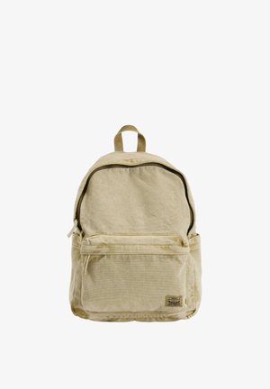 Sac à dos en toile beige avec une poche zippée à l'avant, une poignée supérieure et un patch logo Levi Strauss & Co visible sur la poche avant inférieure.