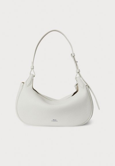 Sac à main en cuir blanc avec une forme incurvée, une surface texturée et une seule bandoulière ajustable. Petit logo bleu près de la base.