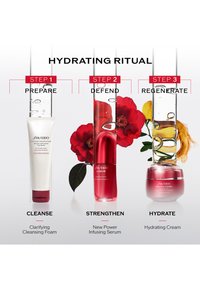 Trois produits de soin de la peau étiquetés Étape 1 Nettoyer, Étape 2 Renforcer, Étape 3 Hydrater, avec des fleurs et des tubes remplis de liquide au-dessus de chaque flacon.