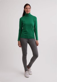 CASH-MERE CASH-MERE ROLLKRAGEN PULLOVER - Stickad tröja - rainforest grün