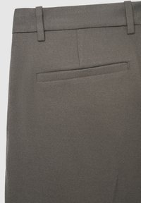 Pantaloni grigi strutturati con taglio dritto, passanti per cintura e una tasca posteriore singola con orientamento verticale.