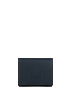Kompakte schwarze Lederbrieftasche mit sichtbaren braunen Nähten und geprägtem „Lancaster Paris“-Logo auf der vorderen Klappe.
