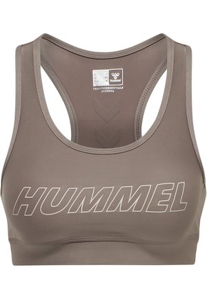 Soutien-gorge de sport d'une couleur marron atténuée, fabriqué en tissu lisse avec un design de dos en forme de T. Présente un logo "HUMMEL" en blanc bien visible.