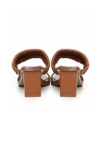 Bruine sandalen met hakken, voorzien van gevlochten banden en chunky vierkante hakken. Het ontwerp heeft een glanzende afwerking en een open achterkant.