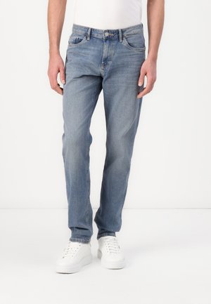 Jeans de denim azul claro con un corte recto, que cuentan con bolsillos delanteros y traseros, detalles de costura y cierre de botón.