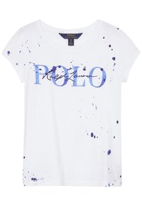 Biała koszulka z niebieskimi plamami farby. Zawiera tekst "POLO" w pogrubionym niebieskim kolorze, z podpisem pod spodem. Krótkie rękawy, luźny krój.