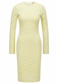 Gul knälång klänning med långa ärmar, prydd med ett blommönstrat spetsmönster och en figurnära silhuett.