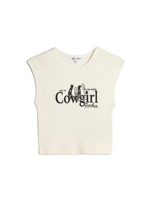 Camiseta corta color crema con mangas cortas. Presenta un estampado gráfico negro que dice "Alma de la Vaquera del Desierto Rodeo". Textura suave.