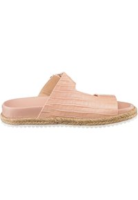 Krokodillenembossed zachtroze sandaal met een platte espadrillezool, voorzien van beige geweven randen en uitsparingen voor ademend vermogen.