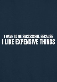 Sweat-shirt bleu marine avec un texte blanc en gras. Le texte indique : "JE DOIS ÊTRE SUCCÉDANT PARCE QUE J'AIME LES CHOSES CHERES."