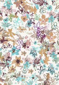 Tkanina z kwiatowym wzorem, przedstawiająca abstrakcyjne kwiaty w delikatnych odcieniach turkusu, mauve, żółtego i brązowego na jasnym kremowym tle.